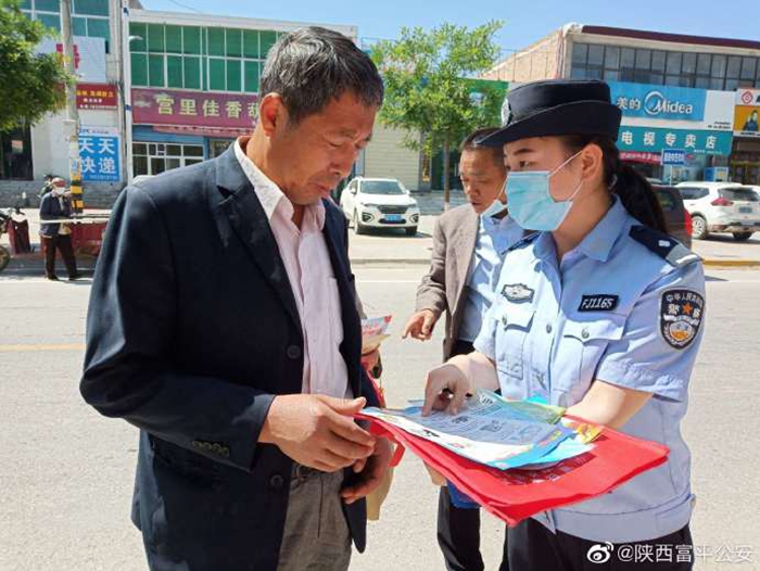5月12日，富平公安宫里派出所组织民警在辖区街道开展法制宣传教育活动。