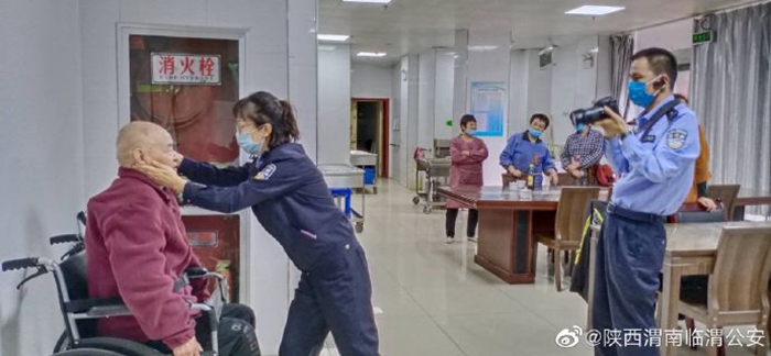 5月11日，陕西渭南临渭公安站南所民警主动上门办理身份证。