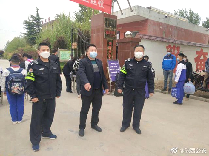 近日， 华阴公安根据群众反映，主动作为，多措并举，组织警力对中小学开展校园“护学岗”活动。