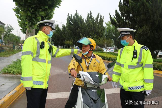 高新交警大队开展 “一盔一带”专项整治微博直播活动(组图)