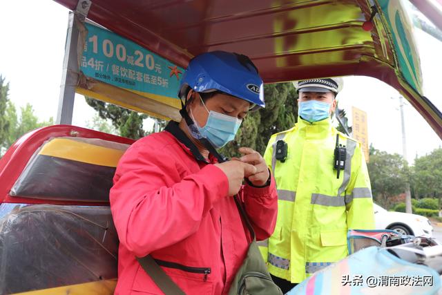 高新交警大队开展 “一盔一带”专项整治微博直播活动(组图)