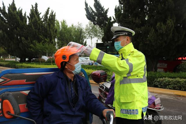 高新交警大队开展 “一盔一带”专项整治微博直播活动(组图)