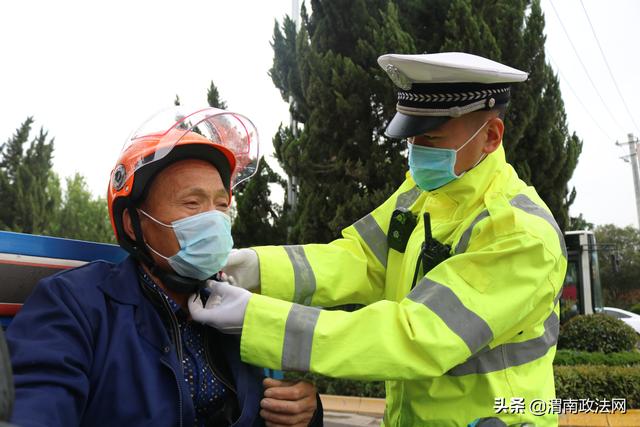 高新交警大队开展 “一盔一带”专项整治微博直播活动(组图)