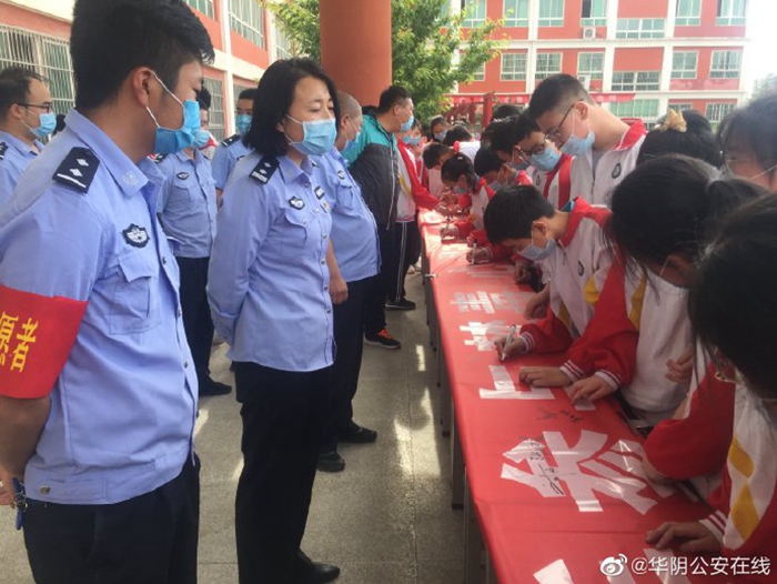 华阴公安西岳派出所民警深入华岳中学开展“珍爱生命，远离毒品”禁毒宣传。