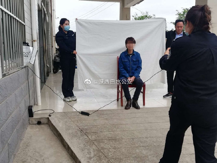 5月13日，陕西白水公安治安管理大队户政大厅民警携带设备前往县精神病院为高某办理身份证。