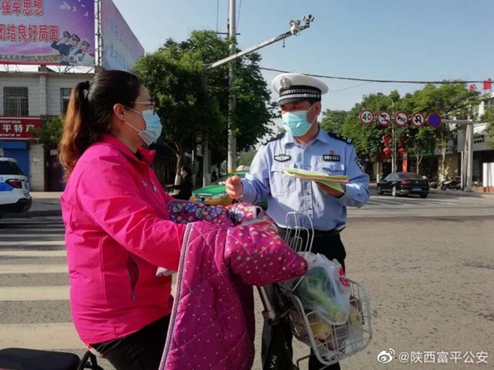 5月15日，富平公安交警利用车载大屏幕及音响，“变身”交通安全宣传车，到城区进行“一盔一带”安全宣传。