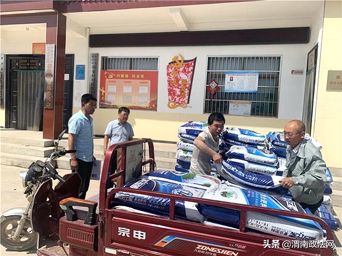 5月15日上午，富平县人民法院为扶贫包联的曹村镇郭家村贫困群众发放肥料。