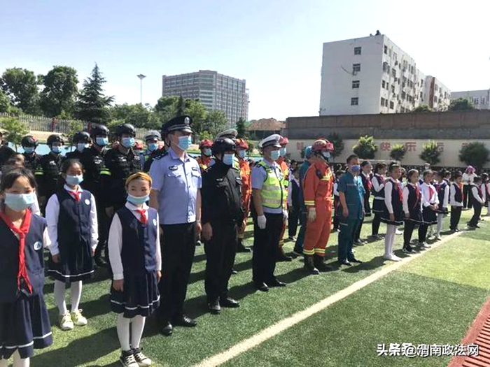 5月15日，公安局、教育局、应急管理局、卫健局、消防大队等多个部门，在白水小学联合组织地震逃生应急演练。