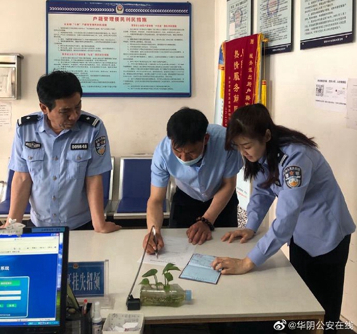 近日，华阴公安城关派出所民警为石某现场办理二代身份证。