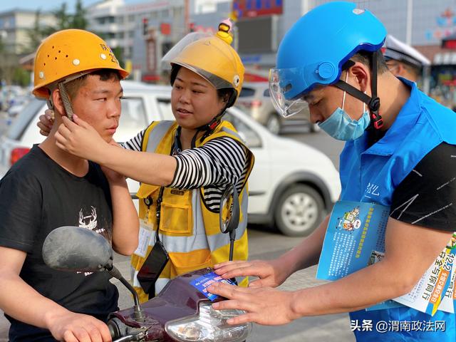 韩城交警:警企联动开展“一盔一带” 主题宣传活动(组图)