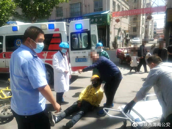 外卖小哥骑车送餐与轿车相撞，合阳公安民警紧急救助。