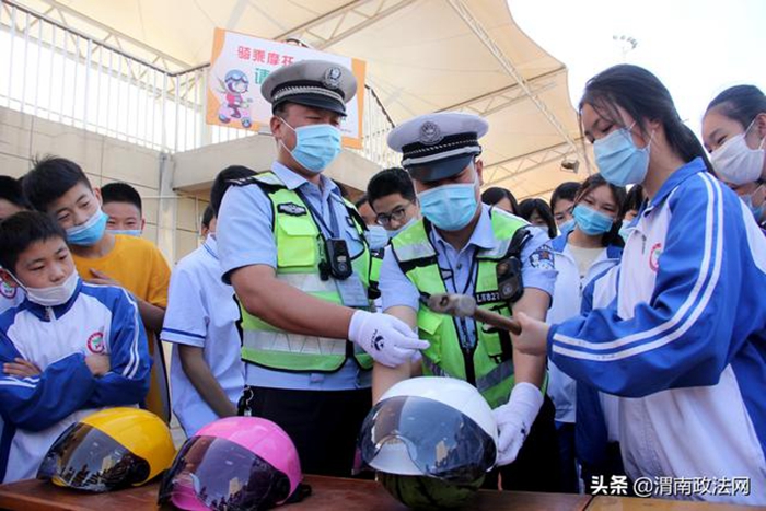 5月18日，渭南市公安局交警支队临渭大队民警走进辖区育红中学，通过砸西瓜实验，与同学们互动体验安全头盔的重要性。