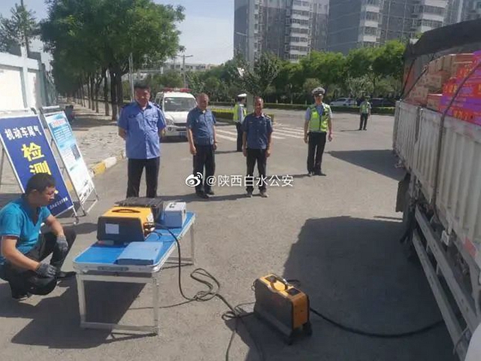 近日，白水公安交通管理大队城区中队在不影响道路正常通行的情况下，设立尾气检测点，通过拦挡检测尾气配合环保执法。