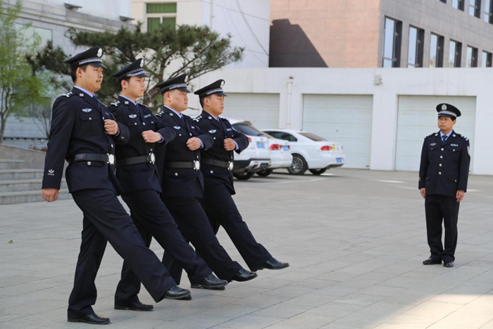 华阴市人民检察院司法警察大队结合疫情防控的特殊形势，合理安排训练内容、时间和人员，加强训练，提升司法警察业务技能和政治素质。