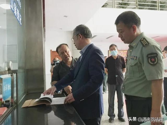 省级双拥模范城考评组来华阴法院检查双拥工作（组图）