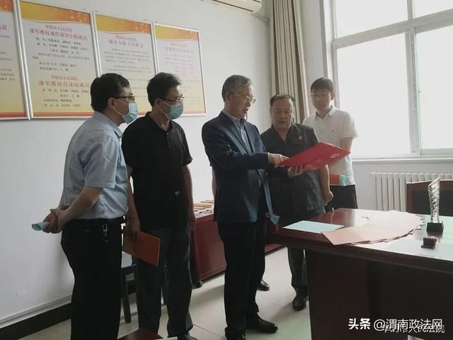 省级双拥模范城考评组来华阴法院检查双拥工作（组图）
