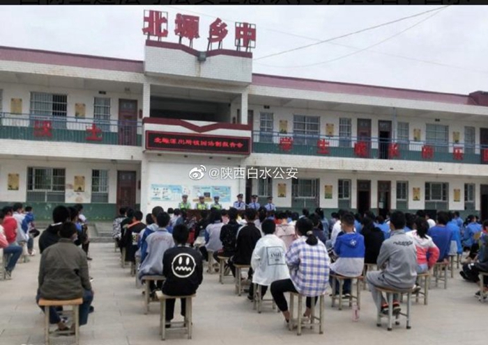 5月20日，陕西白水公安北塬派出所民警在辖区北塬乡中组织开展了法制报告会。