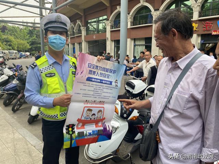 5月20日，韩城市公安局交通警察大队民警走进板桥镇共裕村村委会、五四幸福院开展“一老一小”“一盔一带”安全守护交通安全宣传活动。