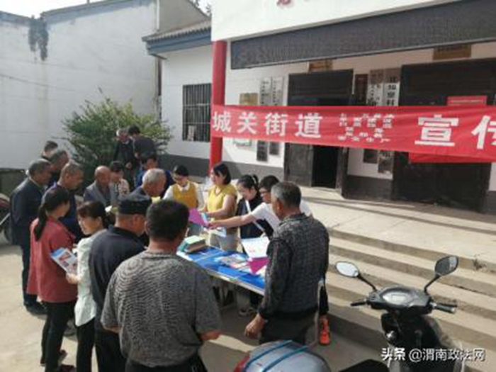 近日，合阳县司法局城关司法所集中开展普法宣传活动。
