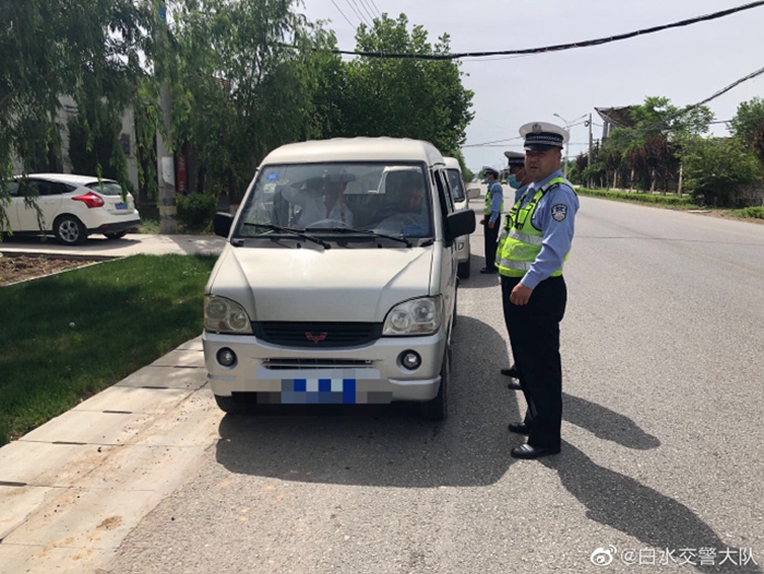 5月22日上午，白水大队林皋中队在三岔路口开展道路交通违法行为整治，严查各类交通违法行为。