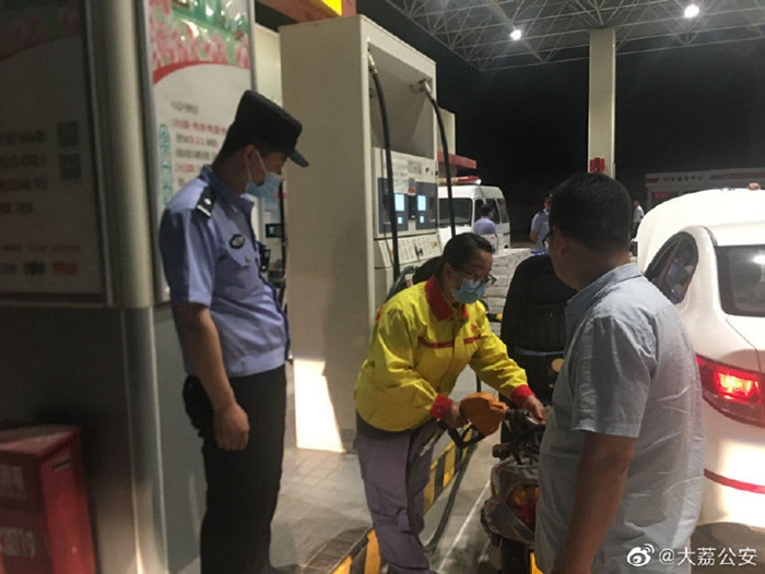 近日，大荔公安东关派出所民警对辖区的旅馆业、加油站、商铺等公共场所进行了突击检查。