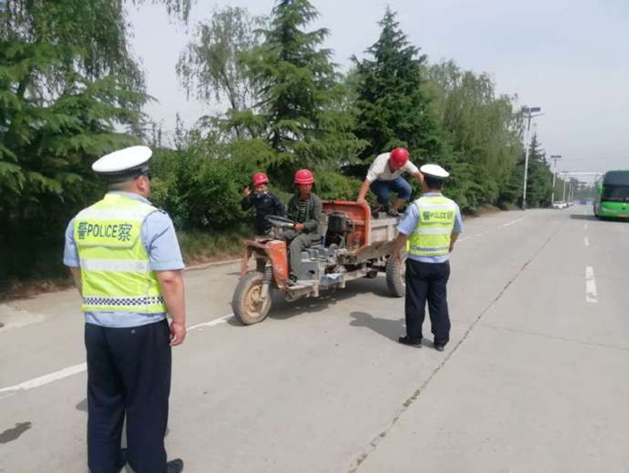 5月22日，华州交警柳枝中队民警全面加强辖区农村路面管控力度。