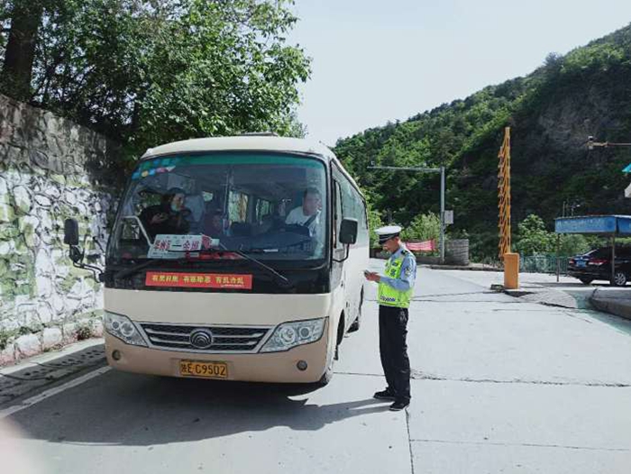 5月22日，华州交警金堆中队加强对辖区重点道路的巡逻管控力度，严厉打击酒驾、超员、货车违法载人、涉牌涉证、驾乘摩托车不戴头盔等重点违法行为。