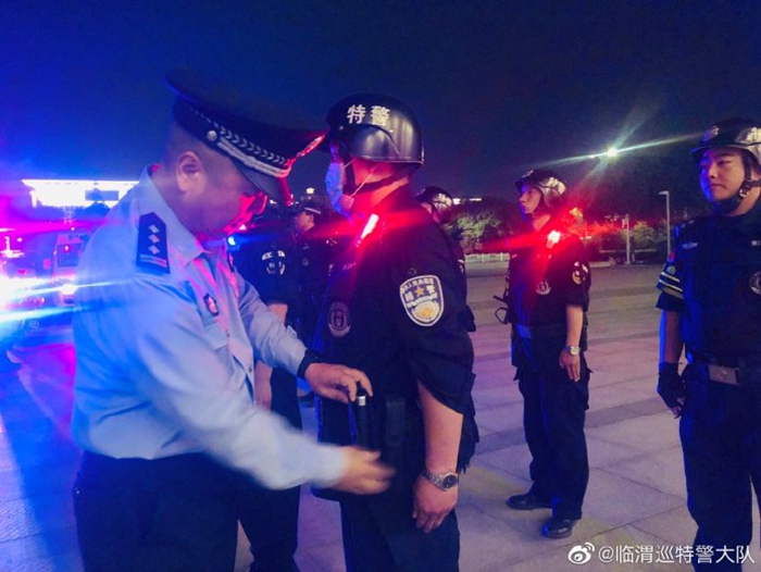 近日，临渭巡特警在临渭主城区开展了应急处突拉动演练活动。