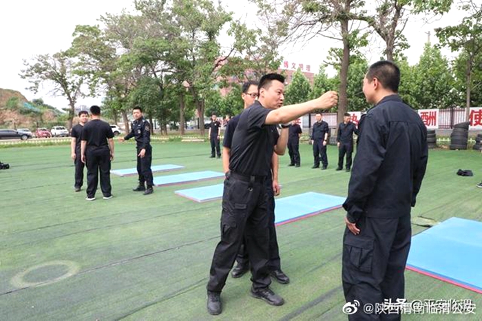 为推进警务实战技能训练的广泛开展，陕西渭南临渭公安组织来自全局36个科所队共计53名警务小教官参加警务实战体技能训练。