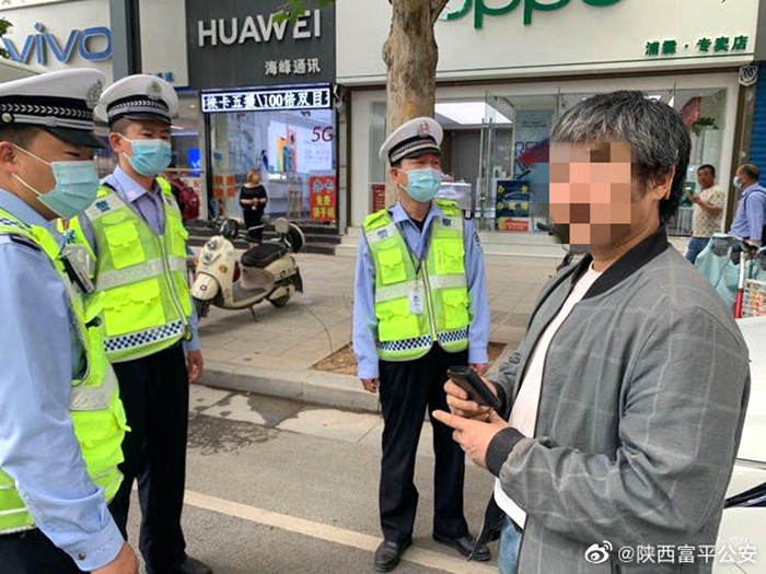 热心市民捡到钱包交到富平交警手中，民警费了一番功夫最终将钱包交给失主。