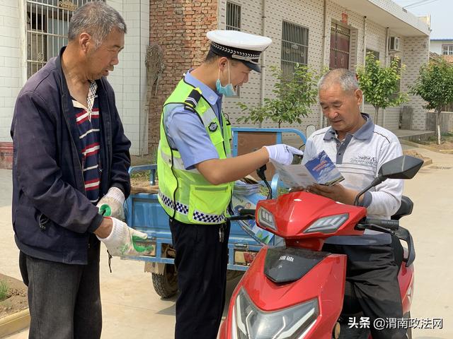 华阴交警走进“交通安全示范村”开展“一盔一带”宣传活动(图)