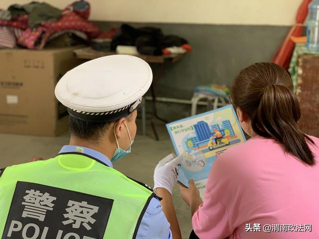 华阴交警走进“交通安全示范村”开展“一盔一带”宣传活动(图)