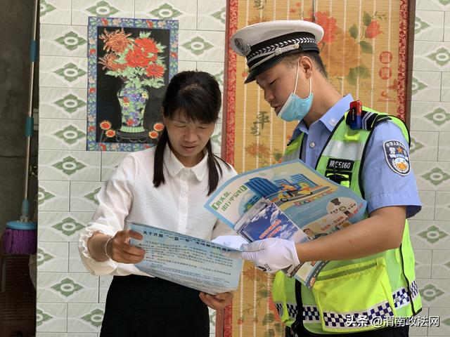 华阴交警走进“交通安全示范村”开展“一盔一带”宣传活动(图)