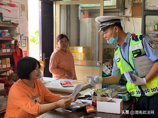 华阴交警走进“交通安全示范村”开展“一盔一带”宣传活动(图)