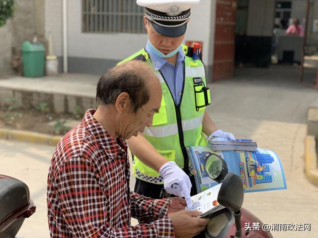 华阴交警走进“交通安全示范村”开展“一盔一带”宣传活动(图)