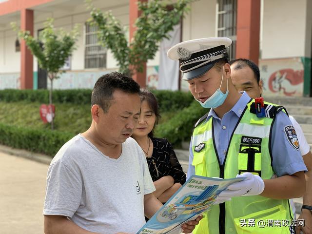 华阴交警走进“交通安全示范村”开展“一盔一带”宣传活动(图)