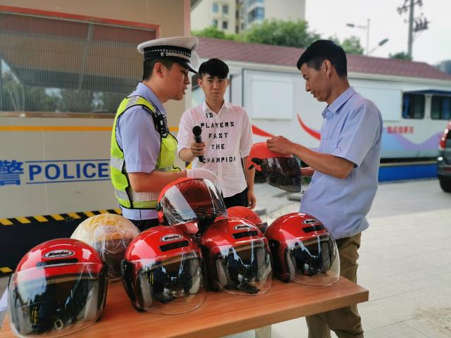 渭南高新交警大队联合爱心企业开展“一盔一带”答题送头盔集中宣传活动(组图)