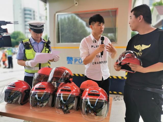 渭南高新交警大队联合爱心企业开展“一盔一带”答题送头盔集中宣传活动(组图)