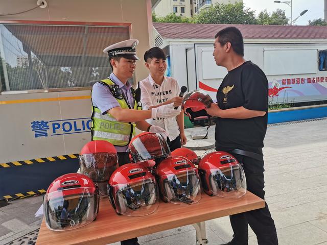 渭南高新交警大队联合爱心企业开展“一盔一带”答题送头盔集中宣传活动(组图)