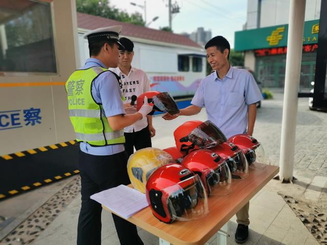 渭南高新交警大队联合爱心企业开展“一盔一带”答题送头盔集中宣传活动(组图)