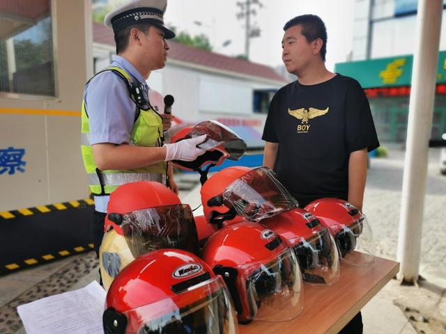 渭南高新交警大队联合爱心企业开展“一盔一带”答题送头盔集中宣传活动(组图)