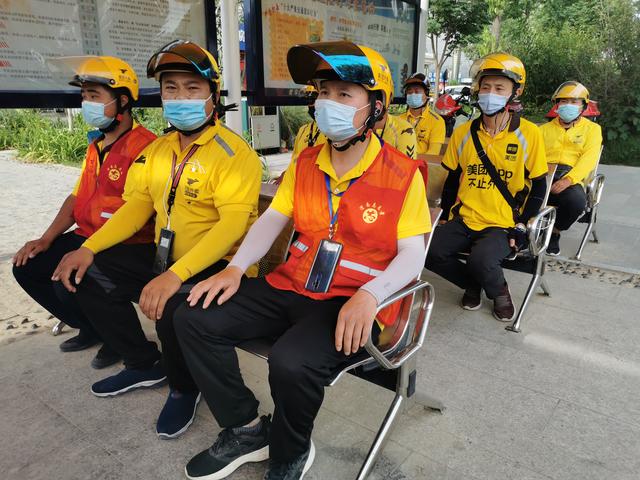 渭南高新交警大队联合爱心企业开展“一盔一带”答题送头盔集中宣传活动(组图)