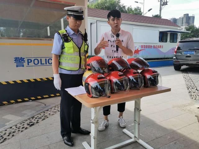 渭南高新交警大队联合爱心企业开展“一盔一带”答题送头盔集中宣传活动(组图)