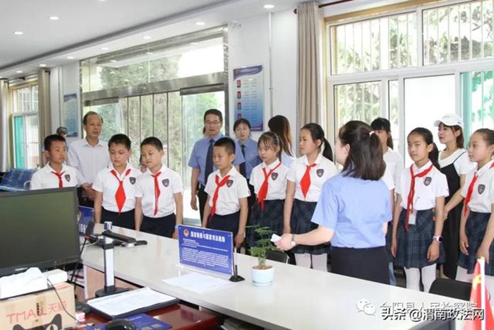 5月28日上午， 合阳县人民检察院举办了以“同舟共济，检护明天”为主题的检察开放日活动。