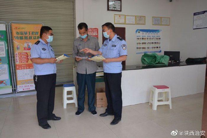 5月28日，渭南大荔韦林派出所民警深入辖区街道、金融单位开展防范电信诈骗宣传活动。