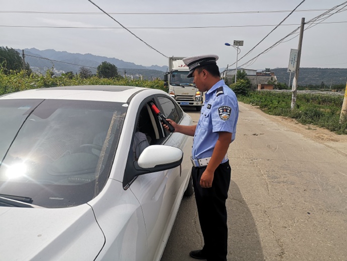 5月29日，华州交警赤水中队严厉查处佳通违法行为。