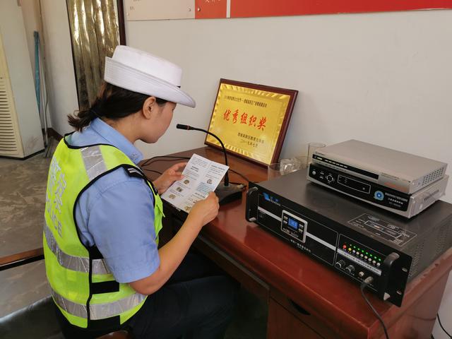 高新交警利用农村“大喇叭”开展交通安全宣传活动