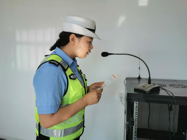 高新交警利用农村“大喇叭”开展交通安全宣传活动