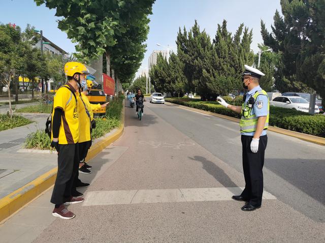 高新交警大队联合外卖骑手开展“一盔一带”主题宣传劝导活动