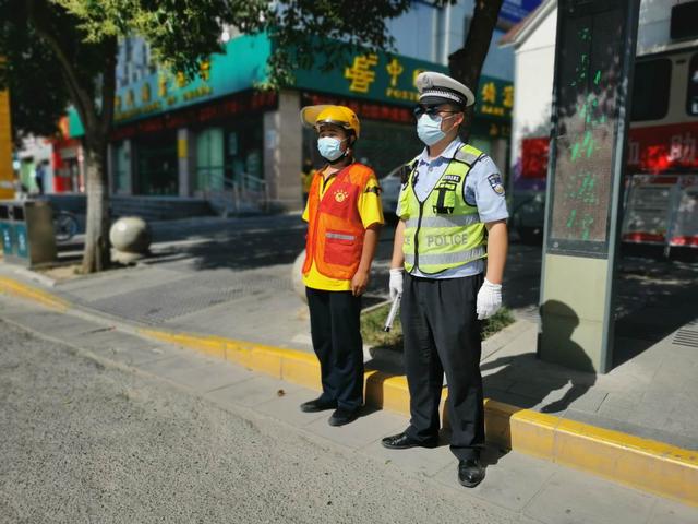 高新交警大队联合外卖骑手开展“一盔一带”主题宣传劝导活动